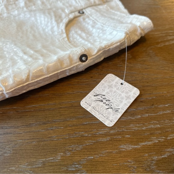 NWT WE THE FREE CROCODILE PRINT woman’s pants white size 27 - Picture 5 of 11